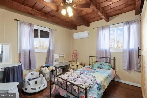 Bedroom - 322 Masters Dr, Cross Junction, VA 22625 photo 2 of 3
