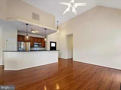 Living - 711 Masters Dr, Cross Junction, VA 22625 photo 3 of 4