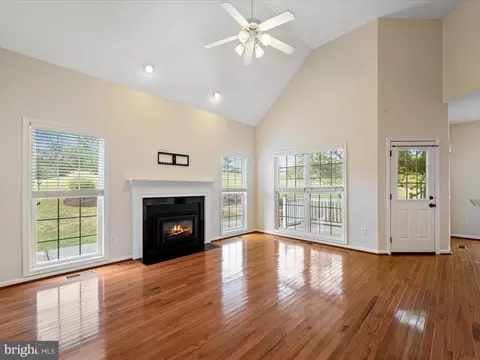Living - 711 Masters Dr, Cross Junction, VA 22625 photo 2 of 4