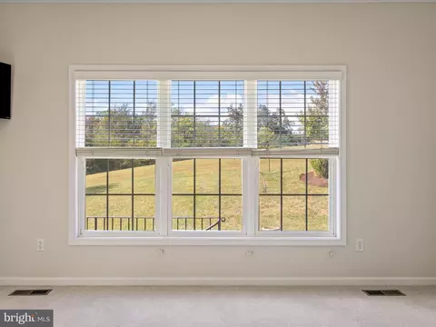 Living - 711 Masters Dr, Cross Junction, VA 22625 photo 4 of 4