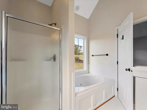 Bath - 711 Masters Dr, Cross Junction, VA 22625 photo 3 of 4