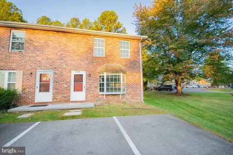 100 Warren Cir, Stephens City, VA 22655