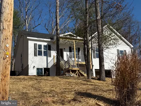 1102 Lakeview Dr, Cross Junction, VA 22625