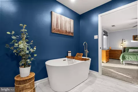Bath - 323 Masters Dr, Cross Junction, VA 22625 photo 3 of 3