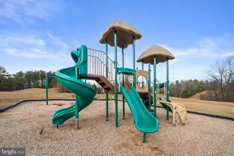 View/Area - 323 Masters Dr, Cross Junction, VA 22625 photo 4 of 6