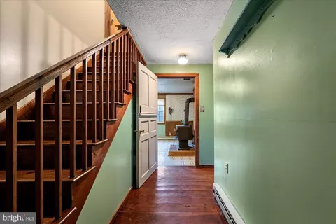Entry Way - 186 Pine Cone Dr, Cross Junction, VA 22625 photo 2 of 5