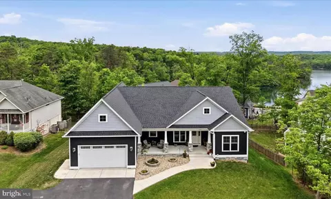 516 Sleigh Dr, Cross Junction, VA 22625