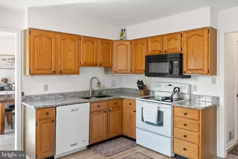 Kitchen - 103 Masters Dr, Cross Junction, VA 22625 photo 2 of 3