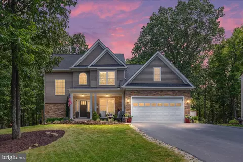805 S Lakeview Dr, Cross Junction, VA 22625