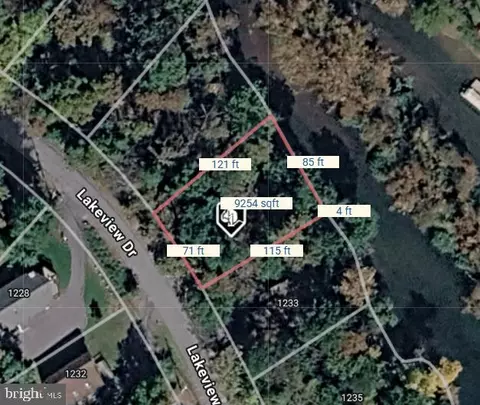 1231 Lakeview Dr, Cross Junction, VA 22625
