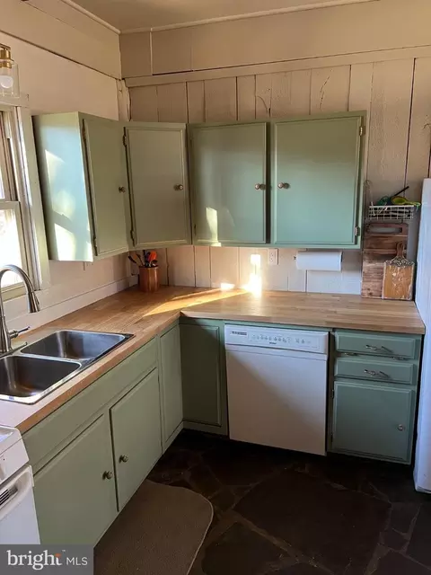 Kitchen - 105 Apache Trl, Winchester, VA 22602 photo 2 of 2