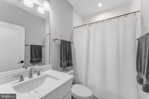 Bath - 159 Abrams Pointe Blvd, Winchester, VA 22602 photo 4 of 4