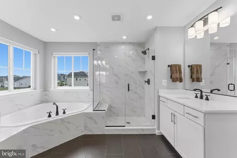 Bath - 159 Abrams Pointe Blvd, Winchester, VA 22602 photo 2 of 4
