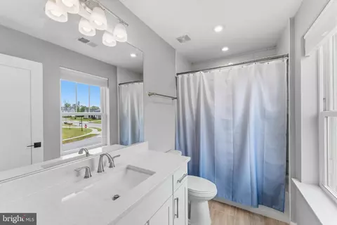 Bath - 159 Abrams Pointe Blvd, Winchester, VA 22602 photo 3 of 4