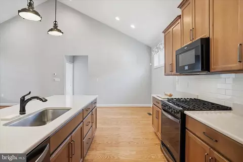 Entry Way - 104 Poppy Dr, White Post, VA 22663 photo 5 of 7