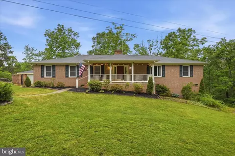 211 Creekview Ln, Middletown, VA 22645