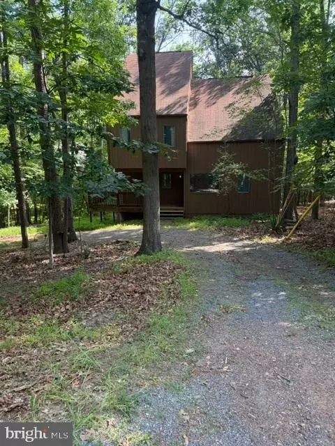 1317 Lakeview Dr, Cross Junction, VA 22625