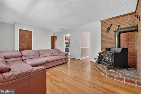 Living - 313 Knight Dr, White Post, VA 22663 photo 2 of 4