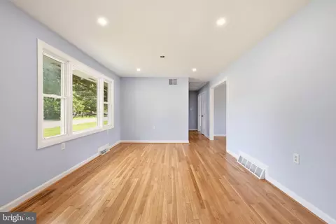 Living - 124 Dinkle Dr, Winchester, VA 22601 photo 3 of 7