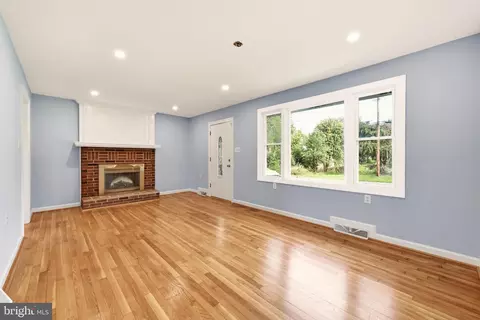 Living - 124 Dinkle Dr, Winchester, VA 22601 photo 6 of 7