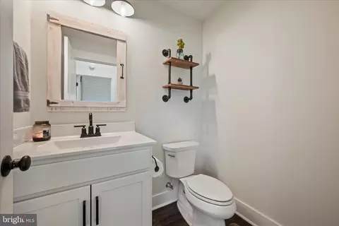 Entry Way - 886 Middle Fork Rd, Cross Junction, VA 22625 photo 6 of 8