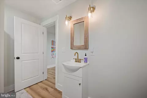 Entry Way - 886 Middle Fork Rd, Cross Junction, VA 22625 photo 5 of 8
