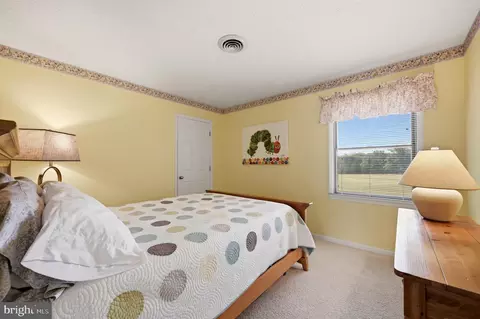 Bedroom - 413 Masters Dr, Cross Junction, VA 22625 photo 5 of 6
