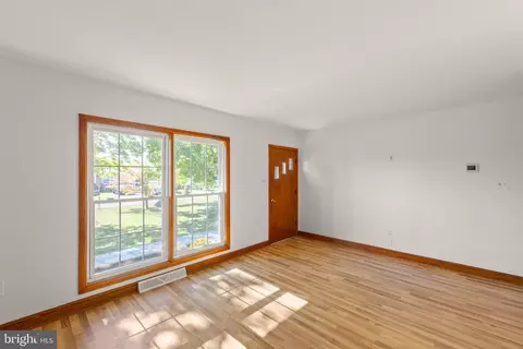 Living - 182 Front Dr, Winchester, VA 22602 photo 4 of 7