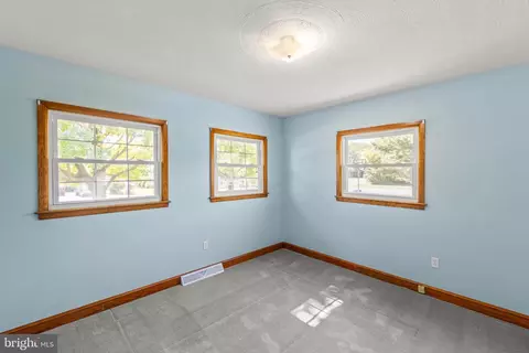Bedroom - 182 Front Dr, Winchester, VA 22602 photo 5 of 7