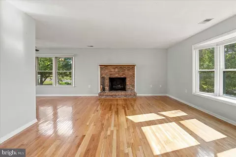 Living - 409 Sunset Cir, Cross Junction, VA 22625 photo 2 of 5