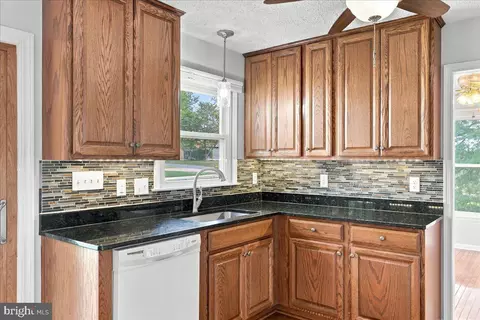 Kitchen - 409 Sunset Cir, Cross Junction, VA 22625 photo 4 of 7