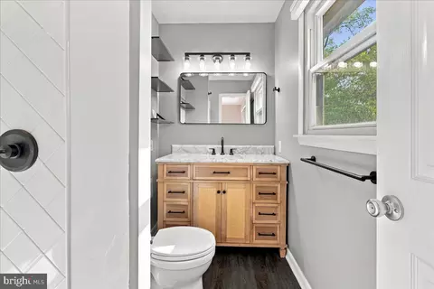 Bath - 409 Sunset Cir, Cross Junction, VA 22625 photo 2 of 5
