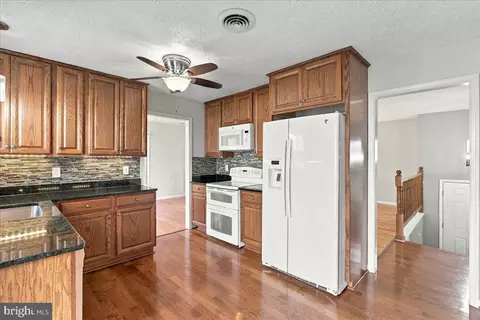 Kitchen - 409 Sunset Cir, Cross Junction, VA 22625 photo 6 of 7