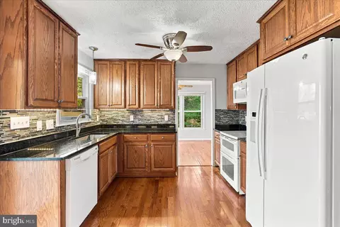 Kitchen - 409 Sunset Cir, Cross Junction, VA 22625 photo 5 of 7