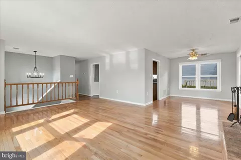 Living - 409 Sunset Cir, Cross Junction, VA 22625 photo 4 of 5