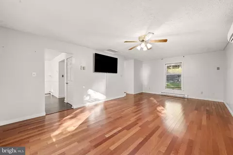 Living - 324 Overlook Dr, Cross Junction, VA 22625 photo 4 of 4