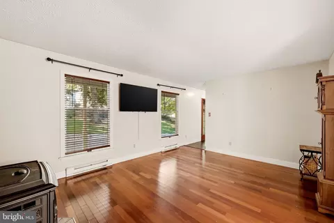 Living - 324 Overlook Dr, Cross Junction, VA 22625 photo 2 of 4