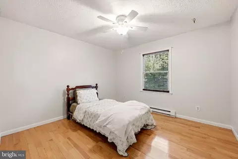 Bedroom - 324 Overlook Dr, Cross Junction, VA 22625 photo 5 of 6