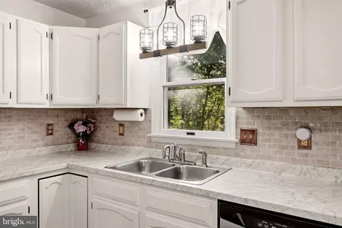 Kitchen - 324 Overlook Dr, Cross Junction, VA 22625 photo 3 of 5