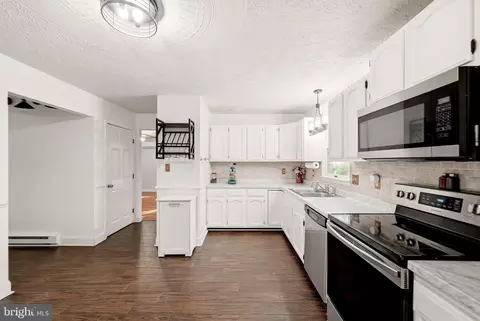 Kitchen - 324 Overlook Dr, Cross Junction, VA 22625 photo 2 of 5