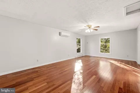 Living - 324 Overlook Dr, Cross Junction, VA 22625 photo 3 of 4
