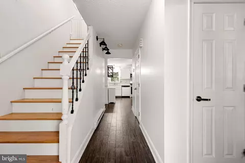 Entry Way - 324 Overlook Dr, Cross Junction, VA 22625 photo 2 of 4