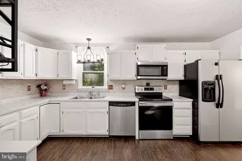 Kitchen - 324 Overlook Dr, Cross Junction, VA 22625 photo 4 of 5