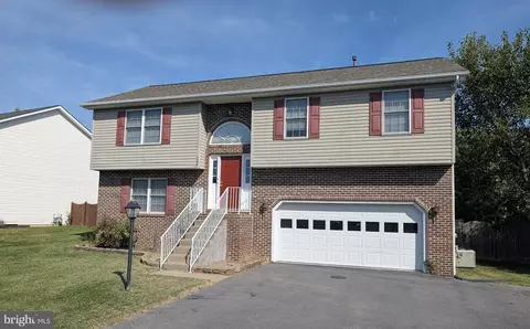 204 Fairfax Dr, Stephens City, VA 22655