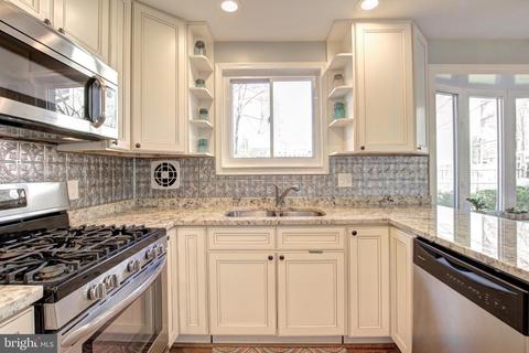 8900 Cromwell Dr, Springfield, VA 22151 photo 4