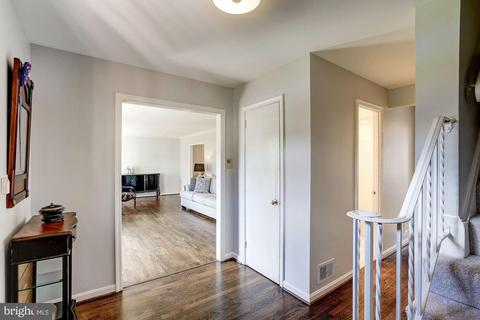 7913 Foxhound Rd, Mclean, VA 22102 photo 2