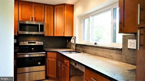 2008 Golf Course Dr, Reston, VA 20191 photo 7