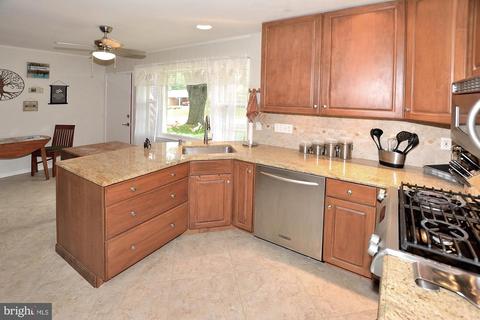 5228 Landgrave Ln, Springfield, VA 22151 photo 2