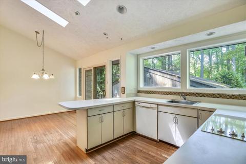 7917 Old Falls Rd, Mclean, VA 22102 photo 10