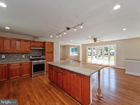 6004 Meriwether Ln, Springfield, VA 22150 photo 2